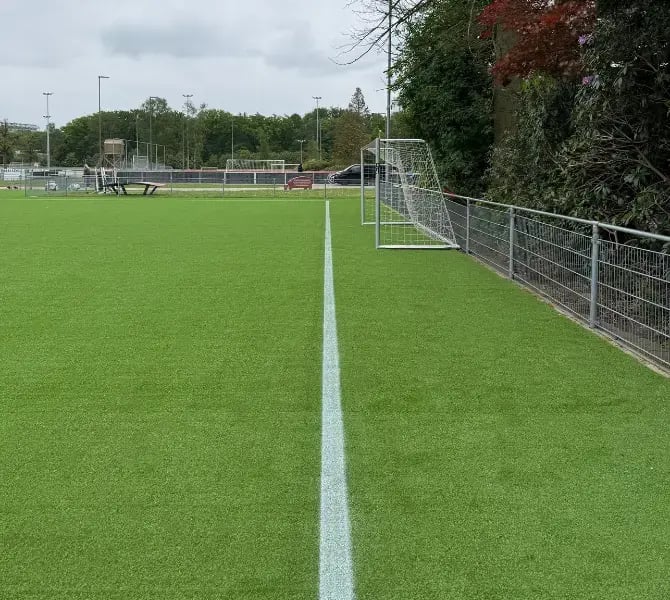 Straight line on synthetic turf